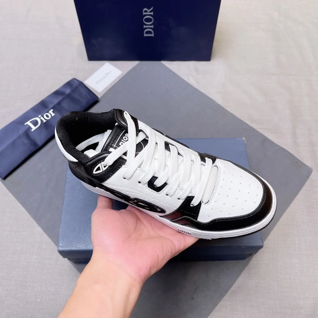 P420 Dior B57 low-top sneakers 2024 spring men's series new product launch [Celebrate][Celebrate][Celebrate], reinterpret the basketball shoe design and become Dior's classic item [strong][strong][strong], carefully crafted in black and cream white smooth cowhide, with beige suede, and the leather CD logo is displayed on the side Zhi, the tongue, sole and back side are decorated with various distinctive details to enhance the style[666][666], while the eyelet details, topstitching and rubber panels highlight the dynamic charm of its athletic style[strong][strong][strong]. It has a two-color rubber sole, which can be matched with various clothing to create a refined look. Size: 38 to 45 No. 067